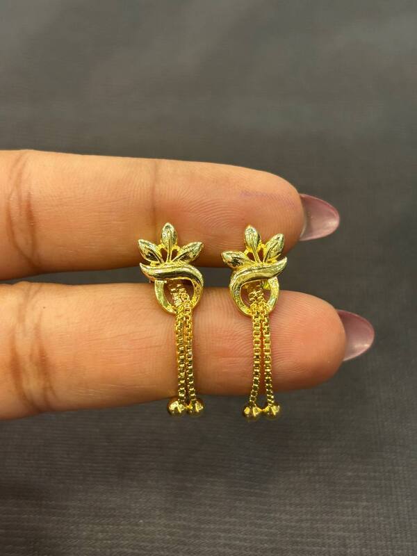 Silver queen stud with gold finish