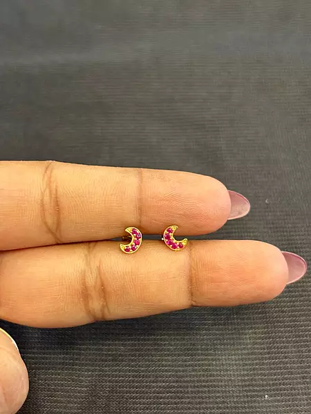 Sigapu nila 9 carat stud