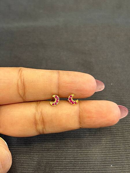 Sigapu nila 9 carat stud