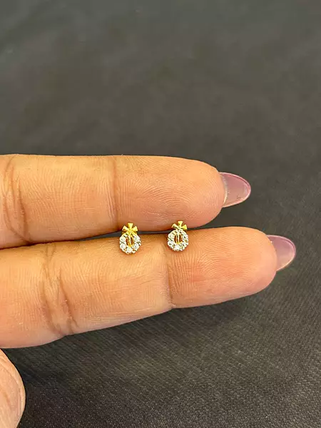 Roja 9 carat stud