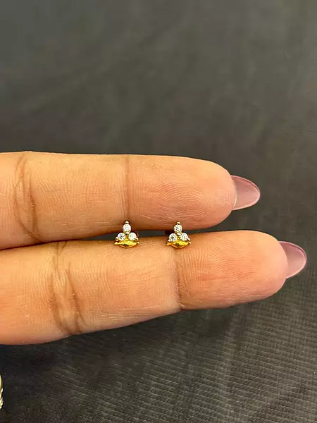 Malar 9 carat stud
