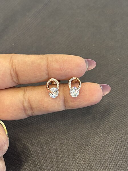 Silver rolling solitaire stud with rosegold finish