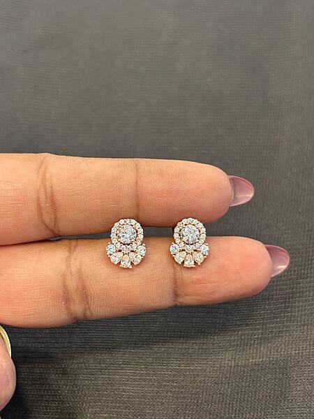 Silver white flower stud with rosegold finish