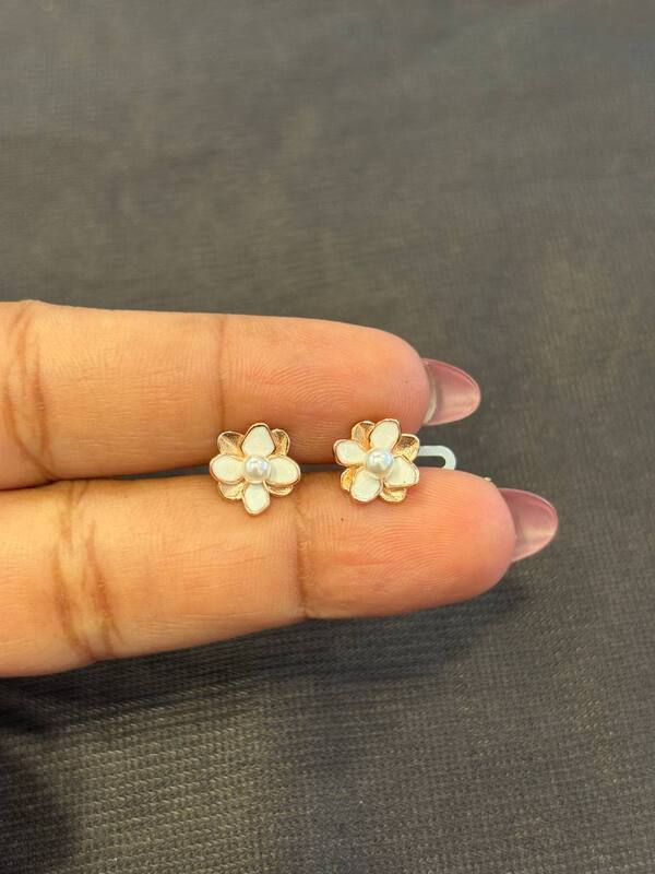 Silver white pearl flower with rosegold finish