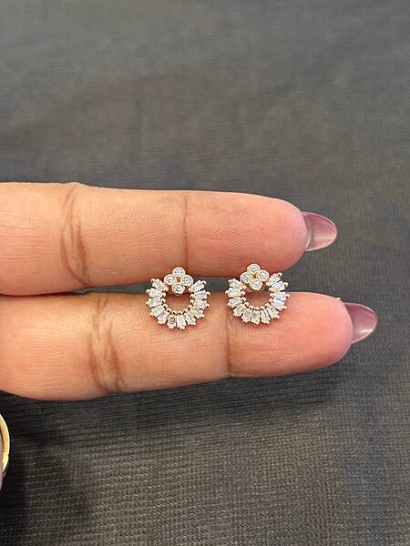 Silver crystal round stud with rosegold finish