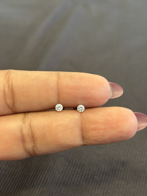 Silver round second stud