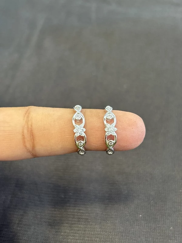 Silver flower toe ring