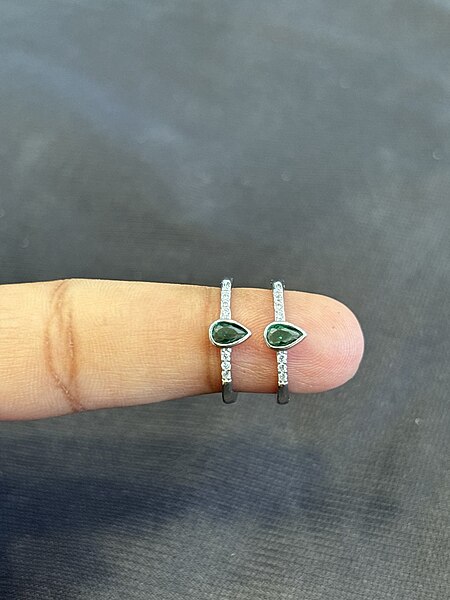 Silver thigam green toe ring