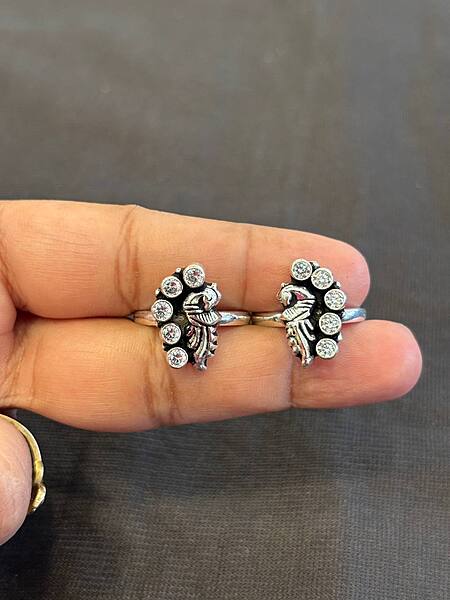 Silver mayil toe ring