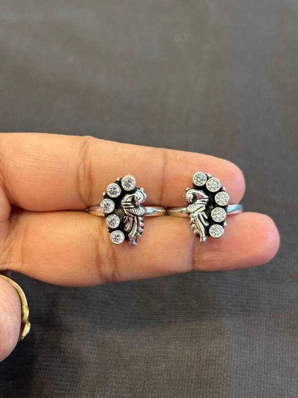 Silver mayil toe ring