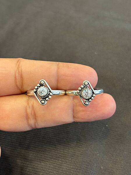 Slver vanathi toe ring with antique finish