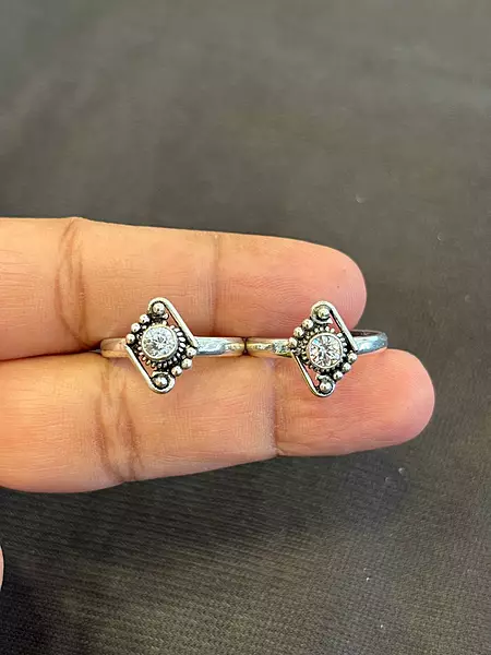 Slver vanathi toe ring with antique finish