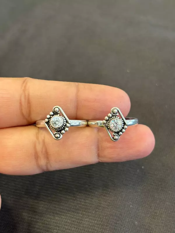 Slver vanathi toe ring with antique finish