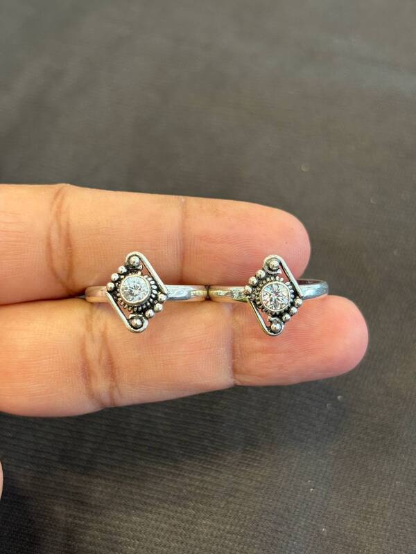 Slver vanathi toe ring with antique finish