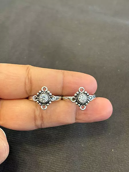 Silver magizhini toe ring with antique finish