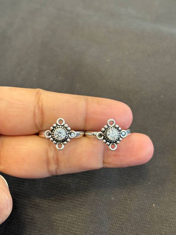 Silver magizhini toe ring with antique finish