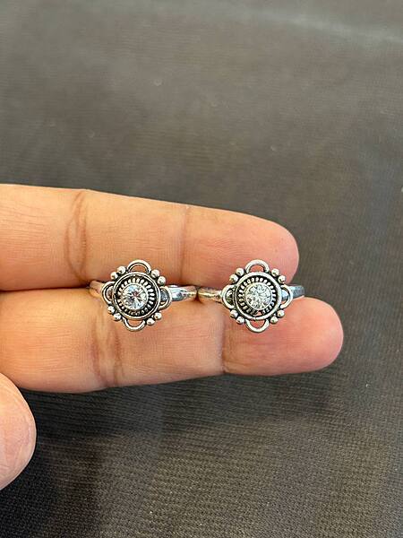 Silver nithya toe ring with antique finish