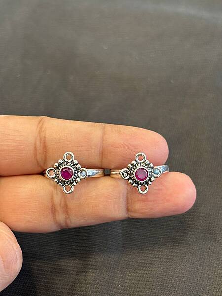 Silver nethra red toe ring with antique finish