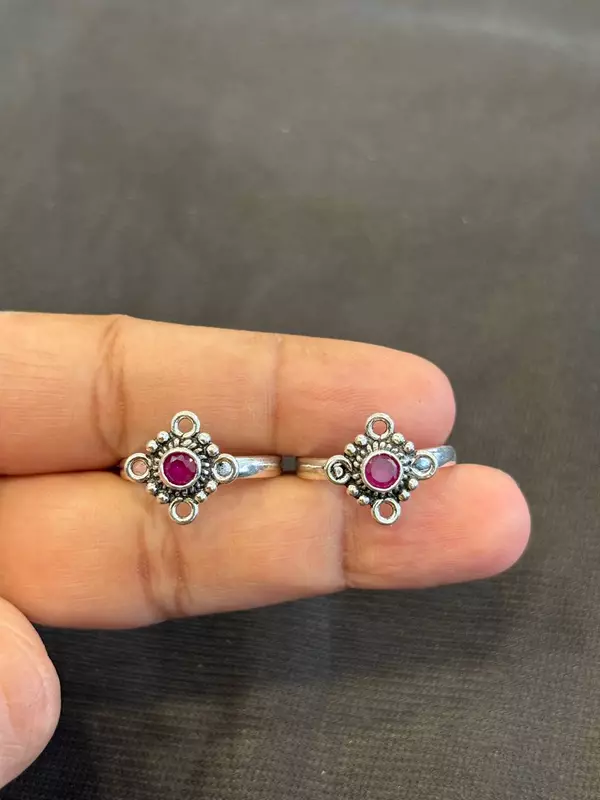 Silver nethra red toe ring with antique finish