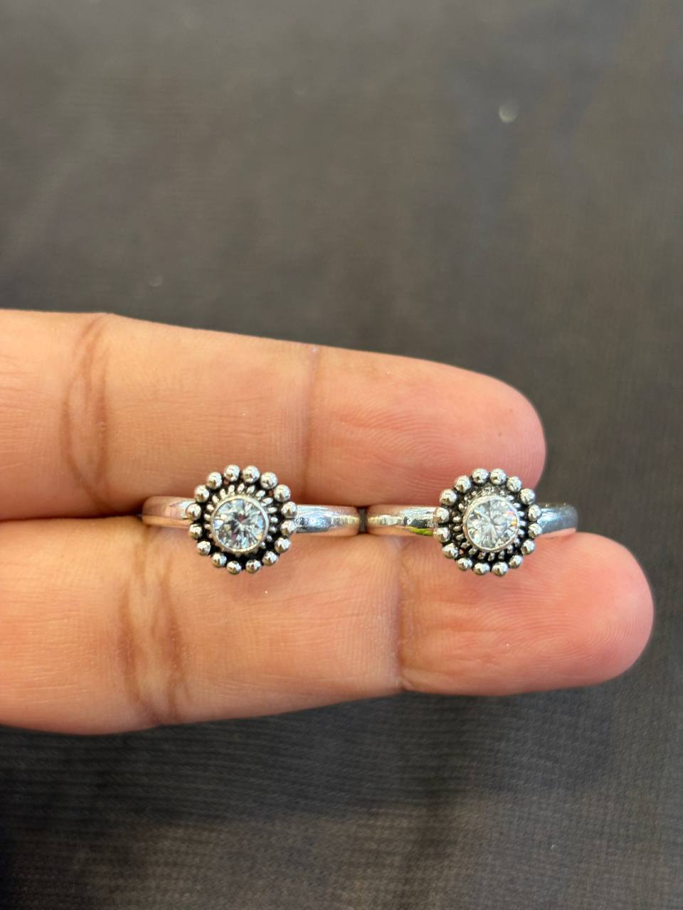 Silver single stone toe ring with antique finish