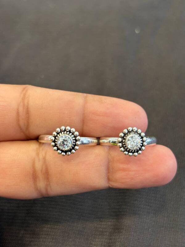 Silver single stone toe ring with antique finish