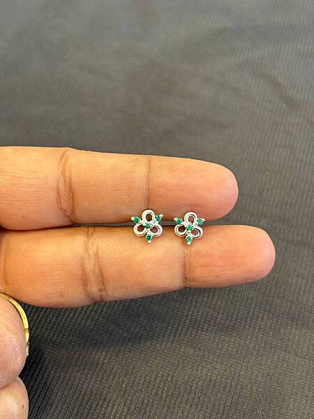 Silver mullai green stud