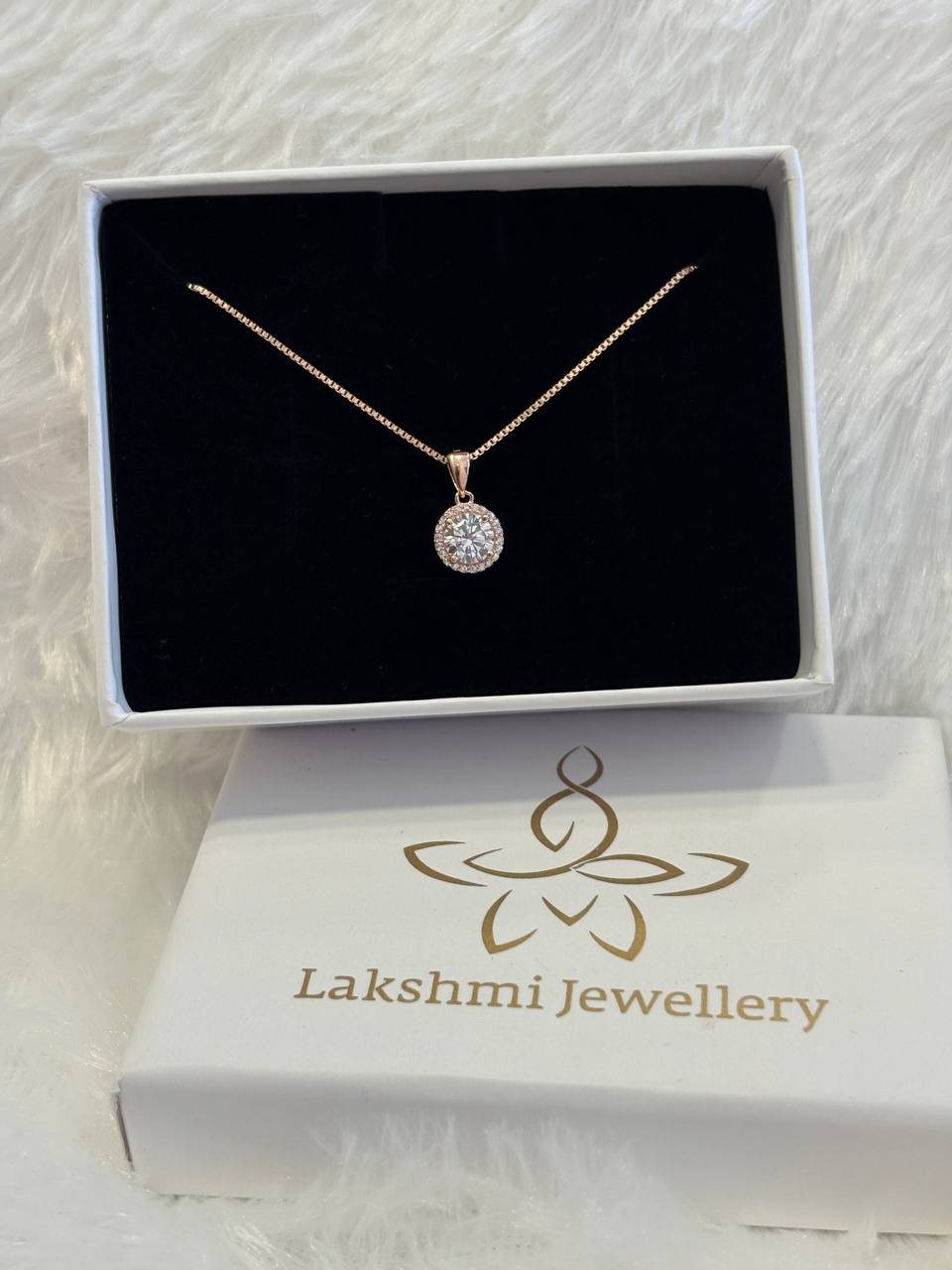 Silver solitaire chain with rosegold finihs