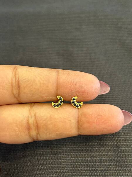 Black moon 9 carat gold stud