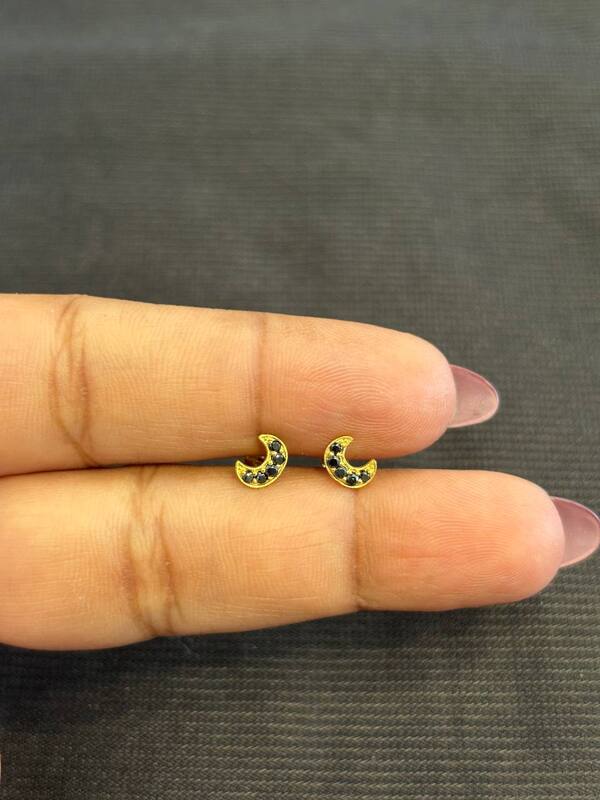 Black moon 9 carat gold stud