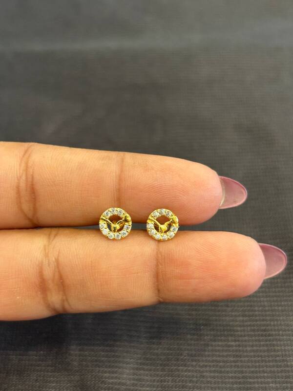 White round stone 9 carat gold stud