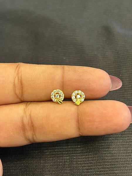 Malar 9 carat gold stud