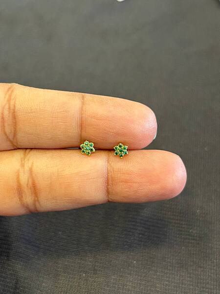 Green stone 9 carat gold stud