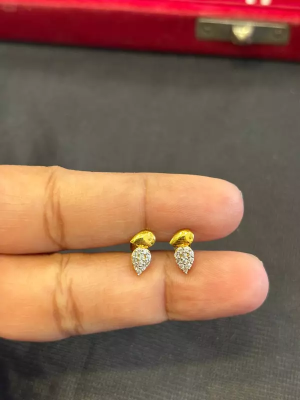 Malligai 9 carat gold stud