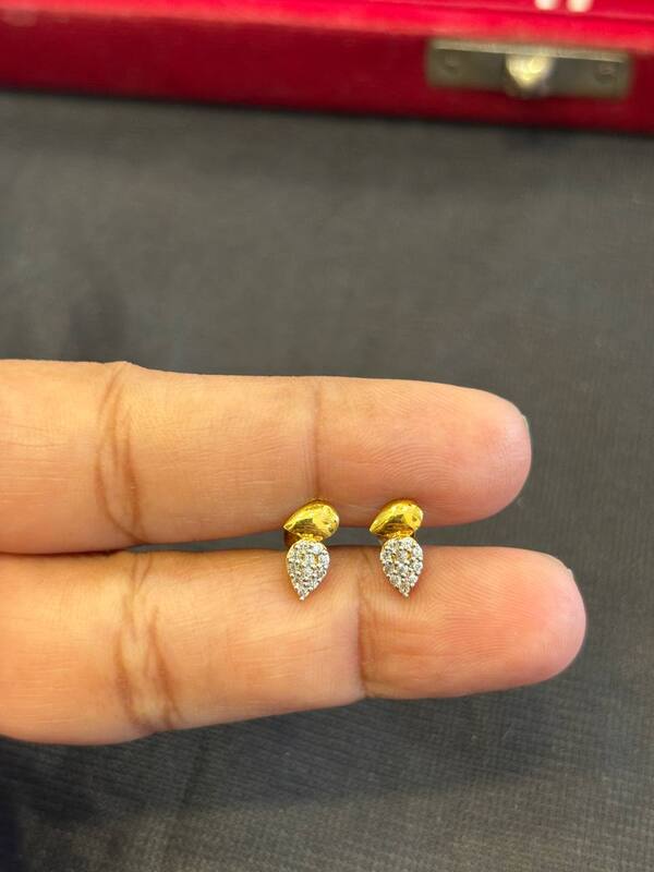 Malligai 9 carat gold stud