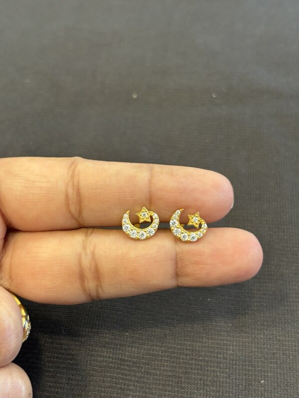 Silver nilapirai stud with gold finish