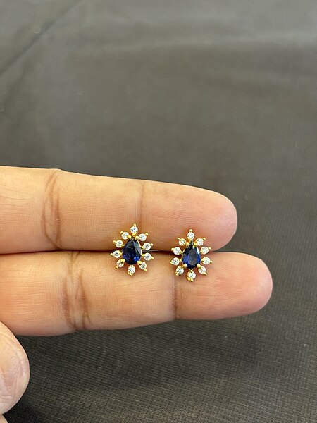 Silver mullai stud with gold finish