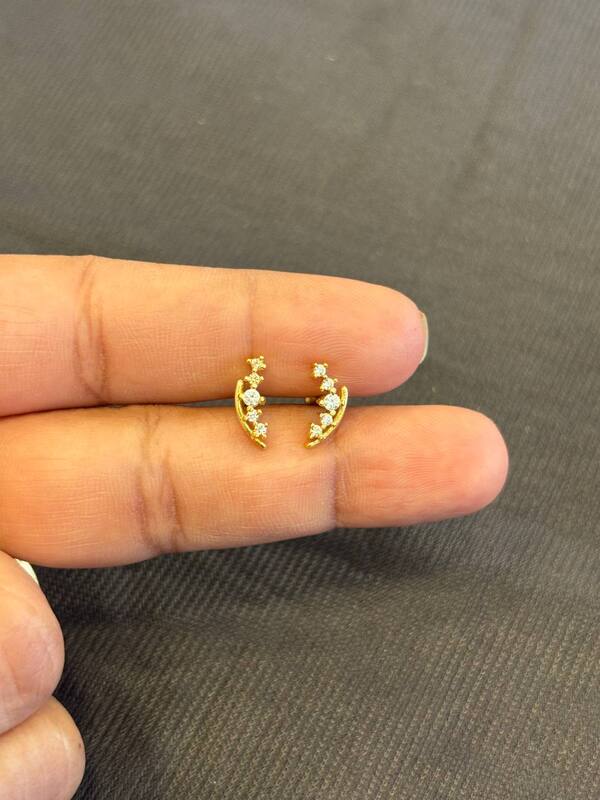 Silver mullai1 stud with gold finish