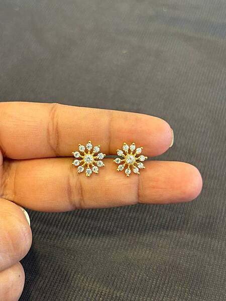 Silver vanam stud with gold finish