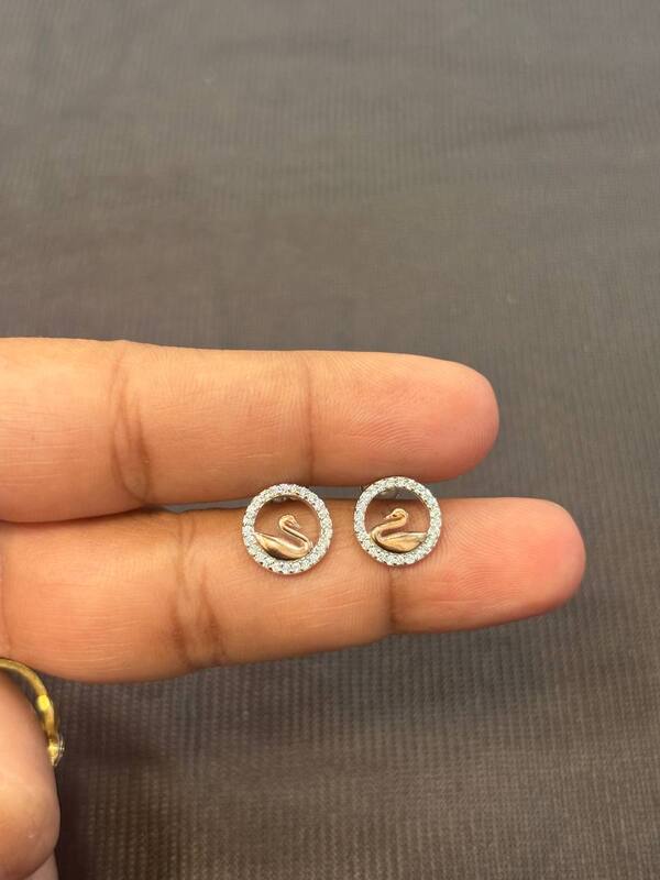 Silver swanstud with rosegold finish