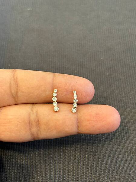 Silver stone second stud with rosegold finish