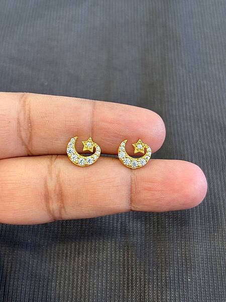 Silver nilavu stud with gold finish