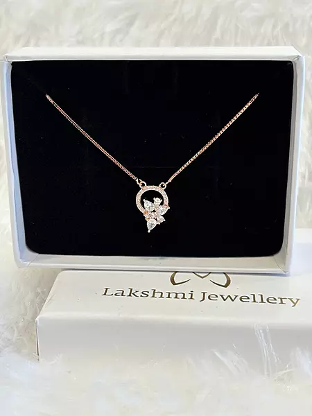 Silver white round flower with rosegold finish