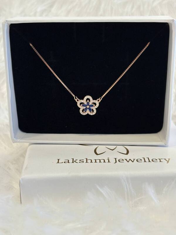 Silver bluie flower chain with rosegold finish