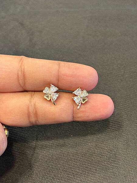 Silver poo1 stud with rosegold finish