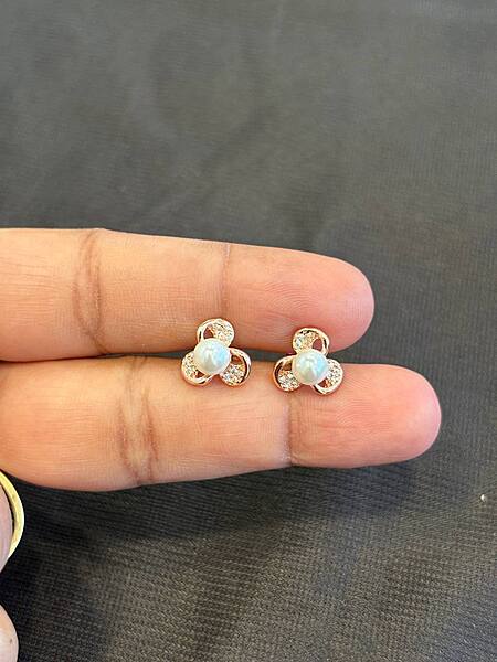 Silver pearly stud with rosegold finish