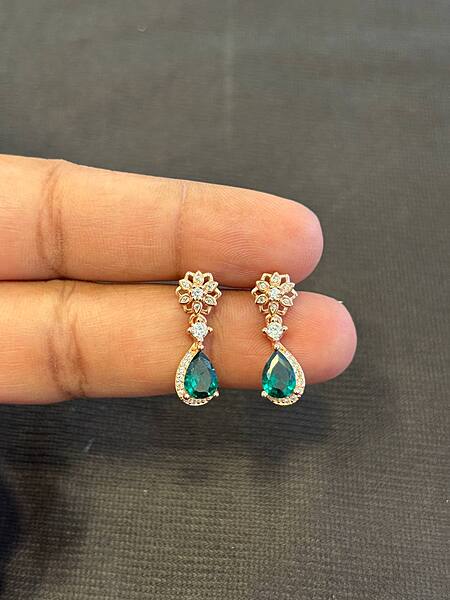 Silver green thongal stud with rosegold finish