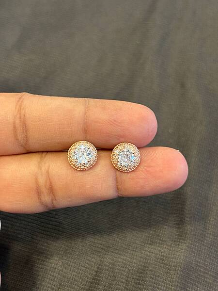 Silver solitairee stud with rosegold finish