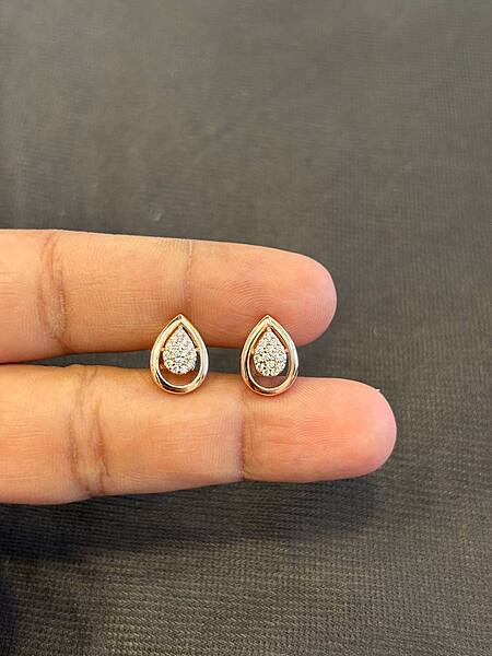 Silver thilagamm stud with rosegold finish