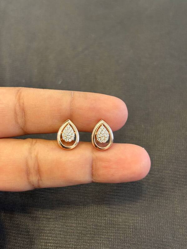 Silver thilagamm stud with rosegold finish