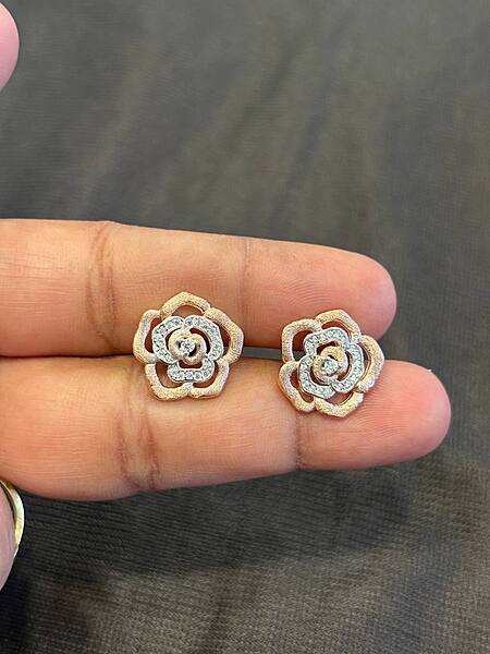 Silver lotuss stud with rosegold finish
